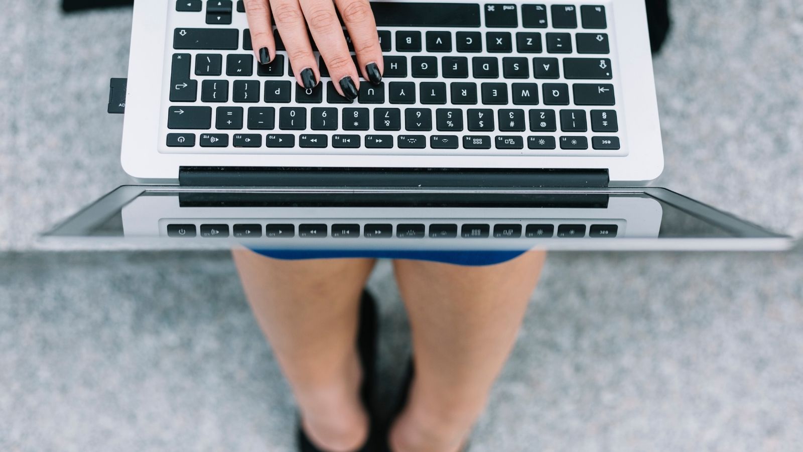 Как улучшить ноутбук. Girl feet on Laptop Keyboard. Page for typing
