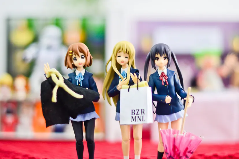 Figures of Yui, Tsumugi, and Azusa from K-On! with a blurred background