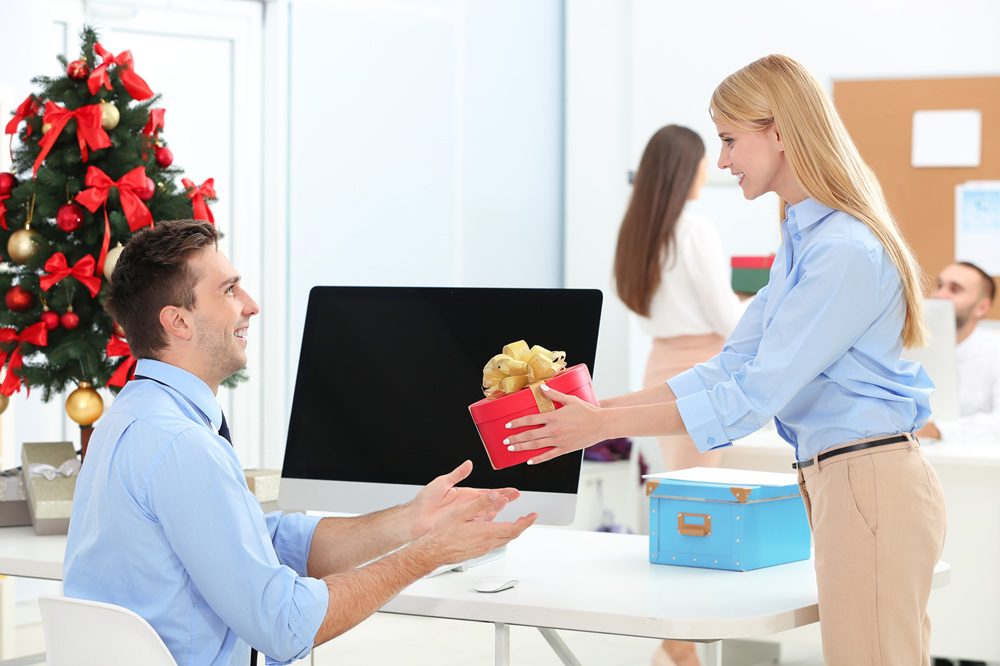 How to Plan Corporate Gifts for Employees That Strengthen Your Team